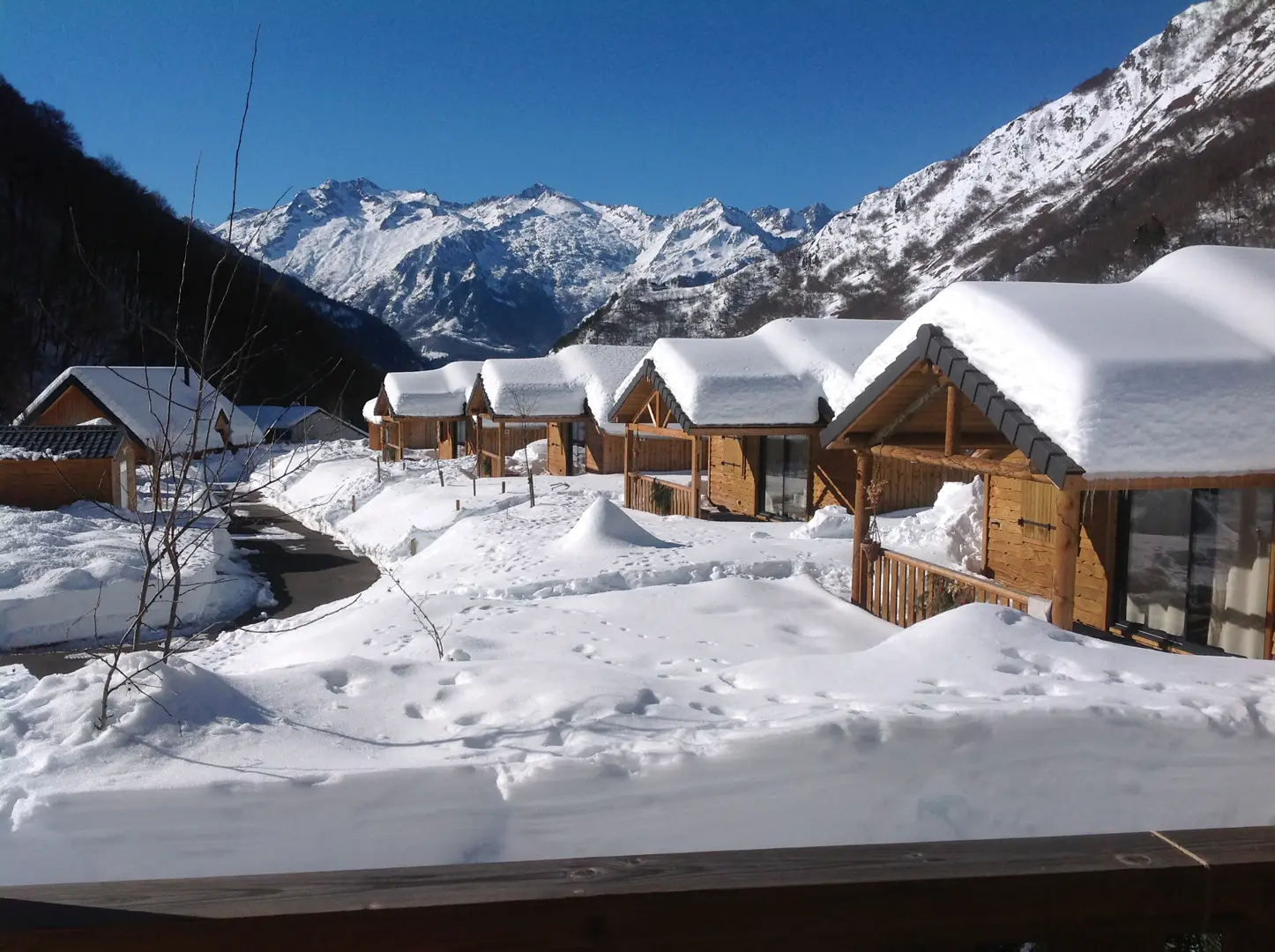 chalet-facade-hiver-ardiden chalet sous la neige camping barèges